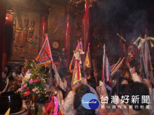 參與遶境信眾，手攜代表自已身份的「香旗」蓋廟印、過香爐，與媽祖神靈一起遶境。（圖／陳榮昌攝）