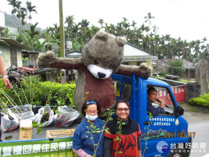 林管處以飛鼠好朋友-松鼠人偶宣傳贈苗活動，民眾開心合影。〈記者吳素珍攝〉