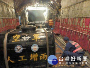 利用近日台灣北部週編的天氣系統，空軍在空中實施人工增雨作業。（圖／空軍司令部臉書專頁）