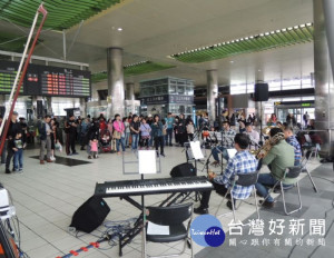 一群熱愛音樂的朋友們，準備多首精彩的曲目，在高鐵桃園站演繹經典巴哈樂曲。