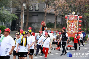 玄天上帝騎白馬出巡很「神」奇。（記者扶小萍攝）