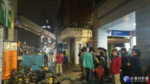 新北環狀線跨台64線最後一根鋼箱梁，直播中吊掛完成（圖／黃村杉攝）