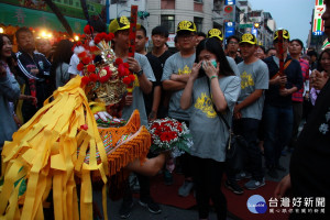 官將首下跪求婚女友震驚。（記者扶小萍攝）