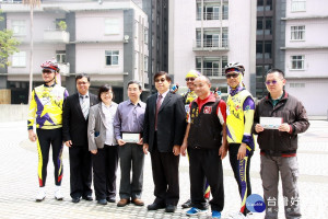 獅子會工商鐵騎送暖到南投，縣府秘書長洪瑞智等接受捐贈。（記者扶小萍攝）