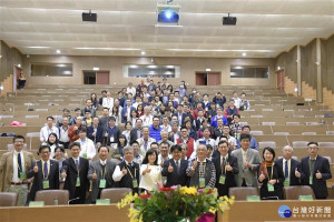 長榮大學與成功大學在長榮大學共同舉辦沙崙綠能科學城策略論壇，論壇由長榮大學李泳龍校長與成功大學蘇慧貞校長共同主持。