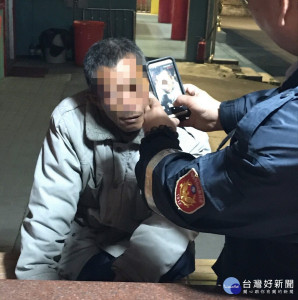 員警進行人臉比對之畫面。