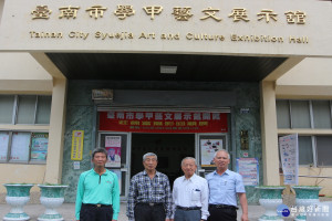 學甲區終於有自己的藝文展示館，愛好藝文的前輩們高興說，辦藝文活動不再寄人籬下。(記者/黃芳祿攝)