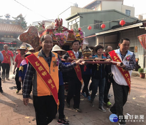 林縣長于議員陳鄉長等為濁水媽遶境護駕。（記者扶小萍攝）