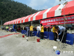 南投林管處處長李炎壽與信義鄉史強鄉長等貴賓一起種樹。（記者吳素珍攝）