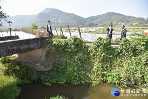 橋樑下方掏空，縣長擔憂農民出入安全，要求工務處儘快處理。