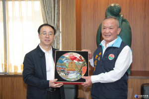 武漢市台辦副主任黃書革率參訪團到縣府拜會互贈紀念品。（記者許素蘭／攝）