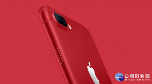 蘋果無預警更新官網，將在24日晚上11時01分開賣特別版紅色iPhone 7/7 Plus手機。（圖／Apple台灣官網）
