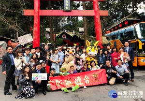 由『新版 遊台灣』邀請19位來自港、澳、大陸及台灣的網紅們相見，23日到溪頭妖怪村，藉由網路直播一起行銷「南投之美」。