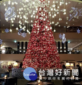 北市府建管處發函要求台北晶華飯店，得在飯店中央挑空區上方室內樓梯加裝改善措施，改善完成前，樓梯得暫時封閉。（圖／Regent Taipei 晶華酒店 Facebook）