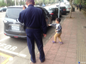 「我坐這台車來的！」 警陪走失孩童找到媽媽