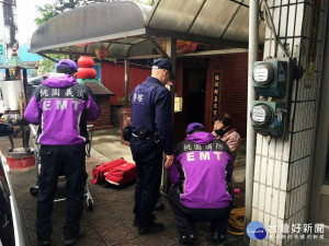 老婦倒臥路旁員警急送醫治療獲救