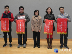 副局長王美文親自頒獎表揚4個特色定檢站。（圖／記者黃村杉攝）