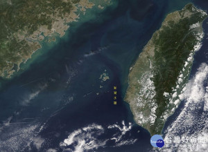 「看見澎湖黑水溝」（圖／取自鄭明典臉書／NASA/EOSDIS）
