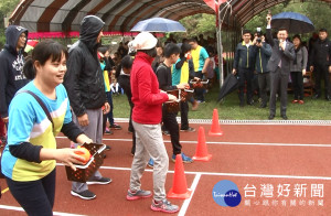茄苳國小57週年 細雨不減師生熱情