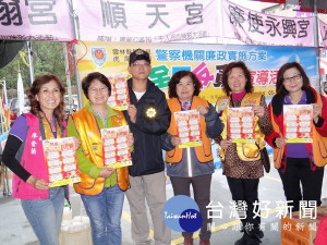 虎尾警分局藉千人捐血活動舉辦預防犯罪宣導，增進民眾防範犯罪之認知，減少被害。（記者陳昭宗拍攝）