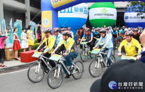 許立委與林縣長等為自由車環台賽領騎遶行縣府一圈。（記者扶小萍攝）