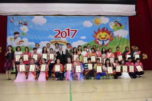 學甲區長邱志榮及市議員侯澄財及5校校長與模範兒童歡喜合影。（記者邱仁武／攝）
