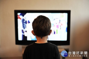 依據台灣師範大學的調查，發現台灣的36月齡幼兒（即3歲大）竟有59％超過晚上10時才就寢，更有29％的孩童每天看電視超過2小時。（圖／Pixabay）