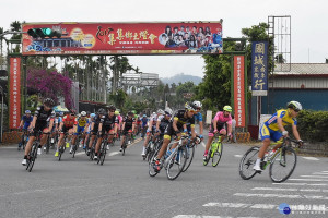 國際自由車環台賽的選手們抵達集集鎮。