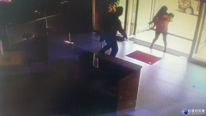 袁女懷中抱著年約兩歲之幼童，向警方求救。