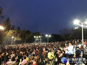 五迷演唱會後撿垃圾　北市大讚有水準（圖／台北市政府提供）