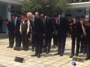 前副總統吳敦義三十日率多位中常委和黨代表等，至慈湖陵寢謁陵致敬。(記者陳寶印攝)
