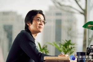 名導演魏德聖與春風品牌合作拍攝【溫柔動起來】影片，腳本就是他自己的心路歷程。（圖／春風提供）