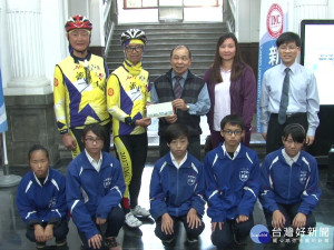 鐵騎環島贈愛心 捐贈竹市弱勢生15萬