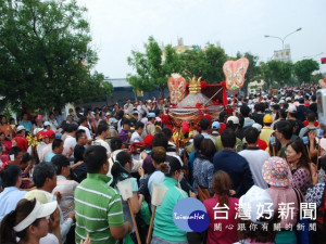 大甲媽祖九天八夜遶境進香，二日回鑾大甲區，從大甲溪至市區人山人海簇擁，致神鑾行動緩慢，造成南北交通全部中斷。（記者陳榮昌攝）