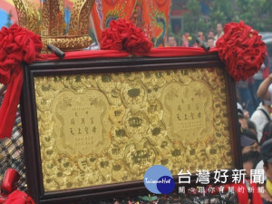 大甲媽祖二日回鑾，在點心攤吃的信眾如潮。神鑾頂著數百面信眾還願金牌，顯出其神威顯赫，受信眾所信仰。
                                   （記者陳榮昌攝）
