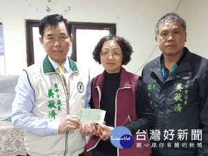 大甲單親陳婦，父、兄相繼亡故、女兒失蹤，命運堪坷。市議員吳敏

濟四日與社福團體捐贈慰問金，籲市府、民眾伸出援手，助她渡過難

關。（記者陳榮昌攝）