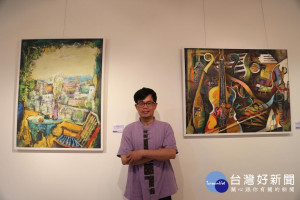 （圖／張英彬與油畫作品）