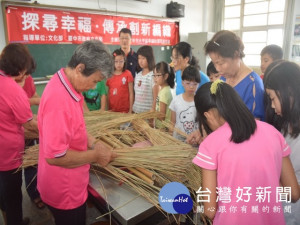 大甲區公所致力策畫「社區總體營造計劃」成立社區編織班，傳承下一代，並開始種植藺草自產自編，期達到挽回大甲草蓆帽往昔風華。（記者陳榮昌攝）