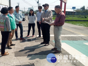 大安區中松路每逢豪雨，排水溝積水溢入三光國小校園，第三工務大隊與公所會勘後，將以一百五十萬元工程費進行最快改善。（記者陳榮昌攝）