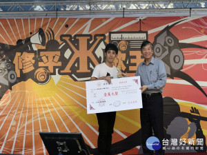 修平K歌王決賽，能材系陳冠宇奪冠。（圖／林重鎣攝）