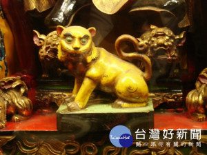 大甲鎮瀾宮供奉全身漆金黃色、安座神桌的虎爺，傳最具為信眾尋人

、求財功能，求願信眾生鮮供品排滿神桌，顯示她的靈驗神威。（記

者陳榮昌攝）