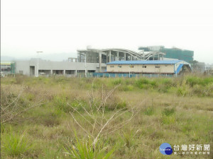 綠線捷運G0站旁目前仍是雜草叢生