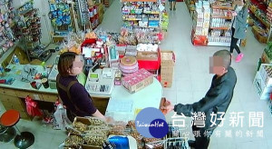 男子先至賣場竊取皮帶後，再以退貨方式換取現金，遭店家發現報警逮人。（記者陳昭宗拍攝）