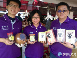 許益堂家族新推出的「黑皮纖穀茶」系列，有黑豆、檸檬、糙米、牛蒡等新品，好茶雙享。