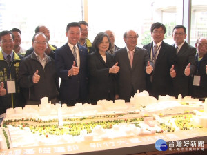 總統蔡英文訪新竹 聽取前瞻計畫簡報
