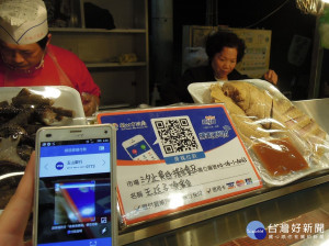民眾只要掃描攤位QRcode不僅可以快速結帳，還有機會獨得1萬元加菜金。（圖／市場處提供）