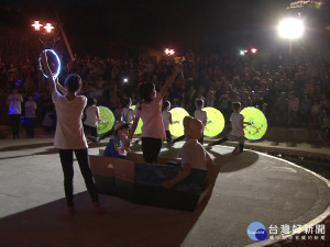 詩句歌舞古今交錯 學生舞動護城河
