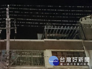 春天到了，成千上萬燕子最近出現在外埔區大東里甲后路上空飛舞

，累了就集體站在電線上休息，數目之多，成為罕見奇觀。（記者陳

榮昌攝）