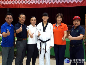 竹山囡仔葉妍欣(中)榮獲2017年第9屆亞洲青少年跆拳道錦標賽暨中華代表隊選拔賽女子組59公斤級第一名，當選青少年女子組國家代表隊，即將代表台灣爭取榮耀。