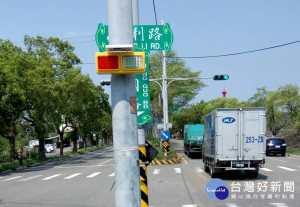 苗栗警分局購置ＬＥＤ太陽能警示燈維護用路人的行車安全。（苗栗警分局提供）